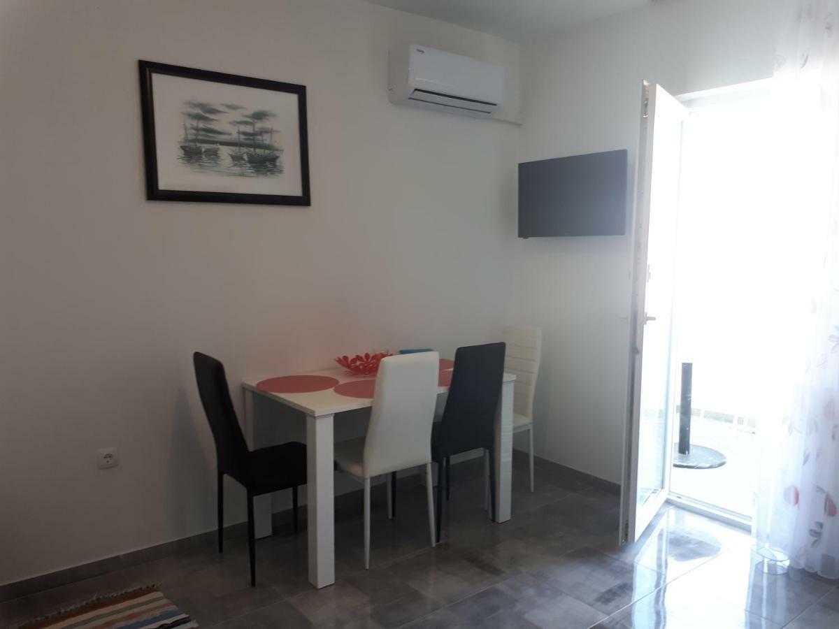 Apartmani Korina Starigrad Paklenica Esterno foto