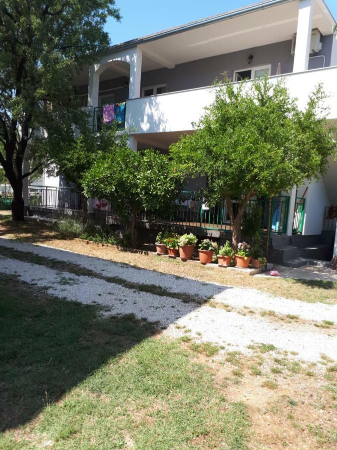 Apartmani Korina Starigrad Paklenica Esterno foto