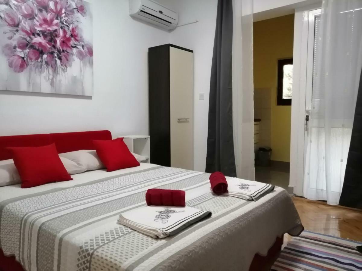Apartmani Korina Starigrad Paklenica Esterno foto